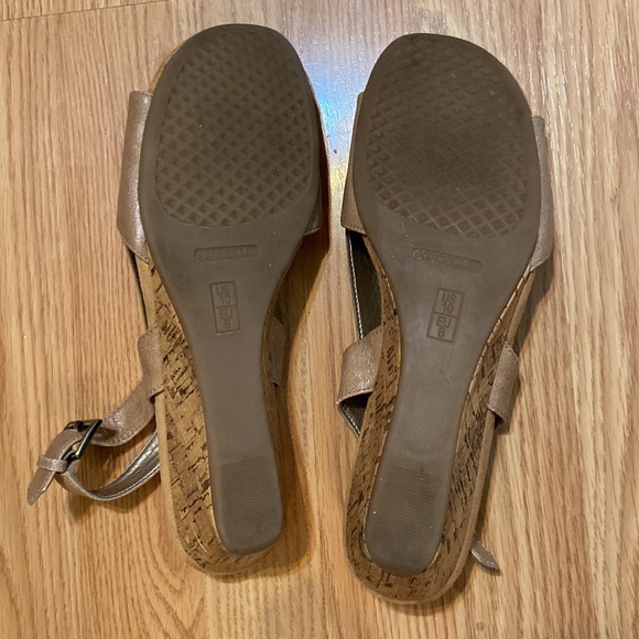 Aerosoles tan wedge sandals with adjustable strap size 10 - Picture 8 of 11